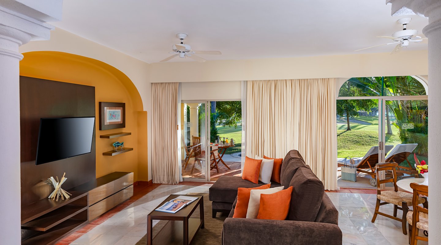 La Suite Ambassador de dos recámaras ofrece sala de estar con sofá, Casa Velas, Puerto Vallarta, México