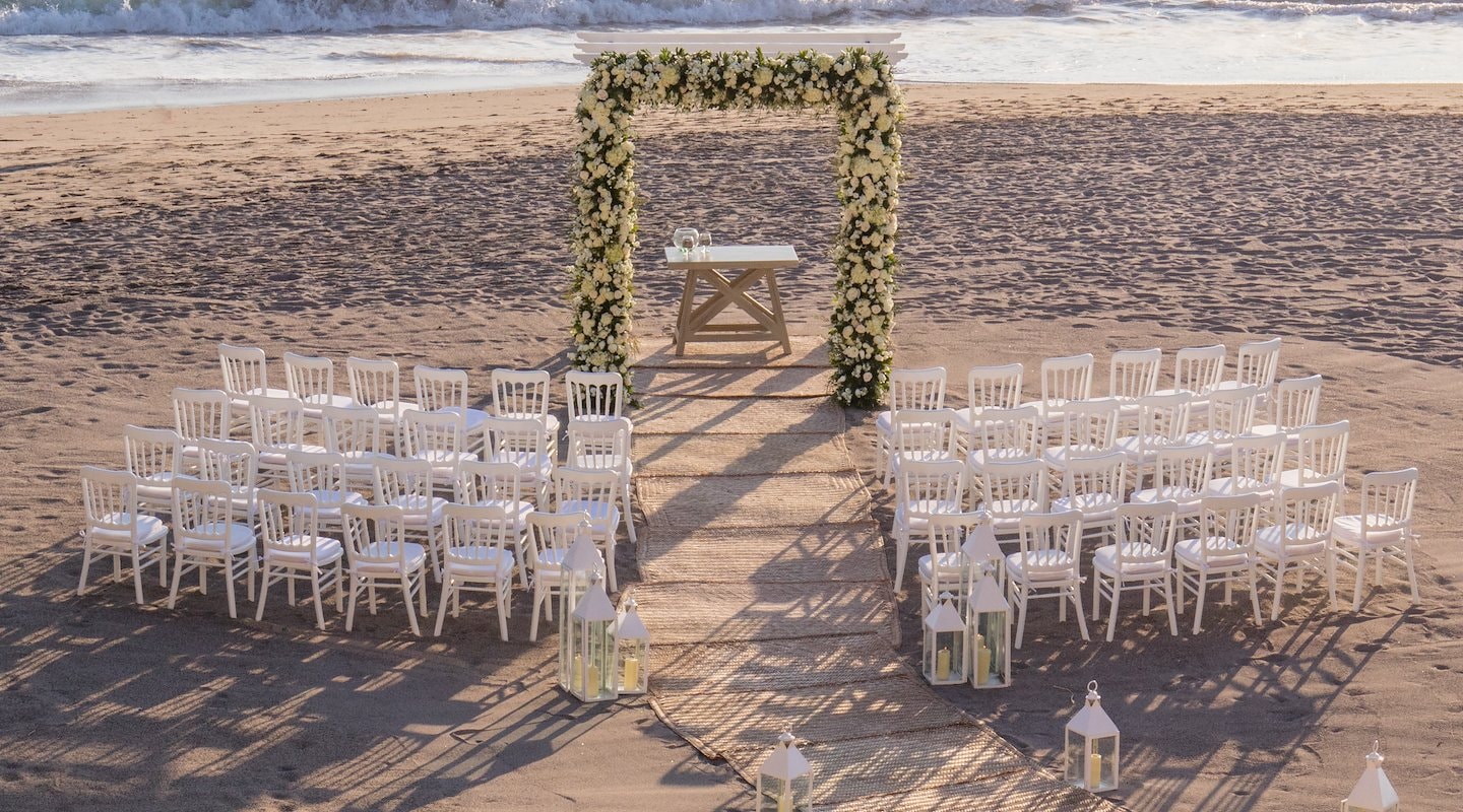 Ceremonia de boda al aire libre en la playa, Casa Velas, Puerto Vallarta, México