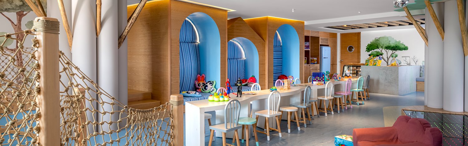 Área de juegos infantiles con árbol y columpio, Grand Velas Los Cabos, Cabo San Lucas, México.