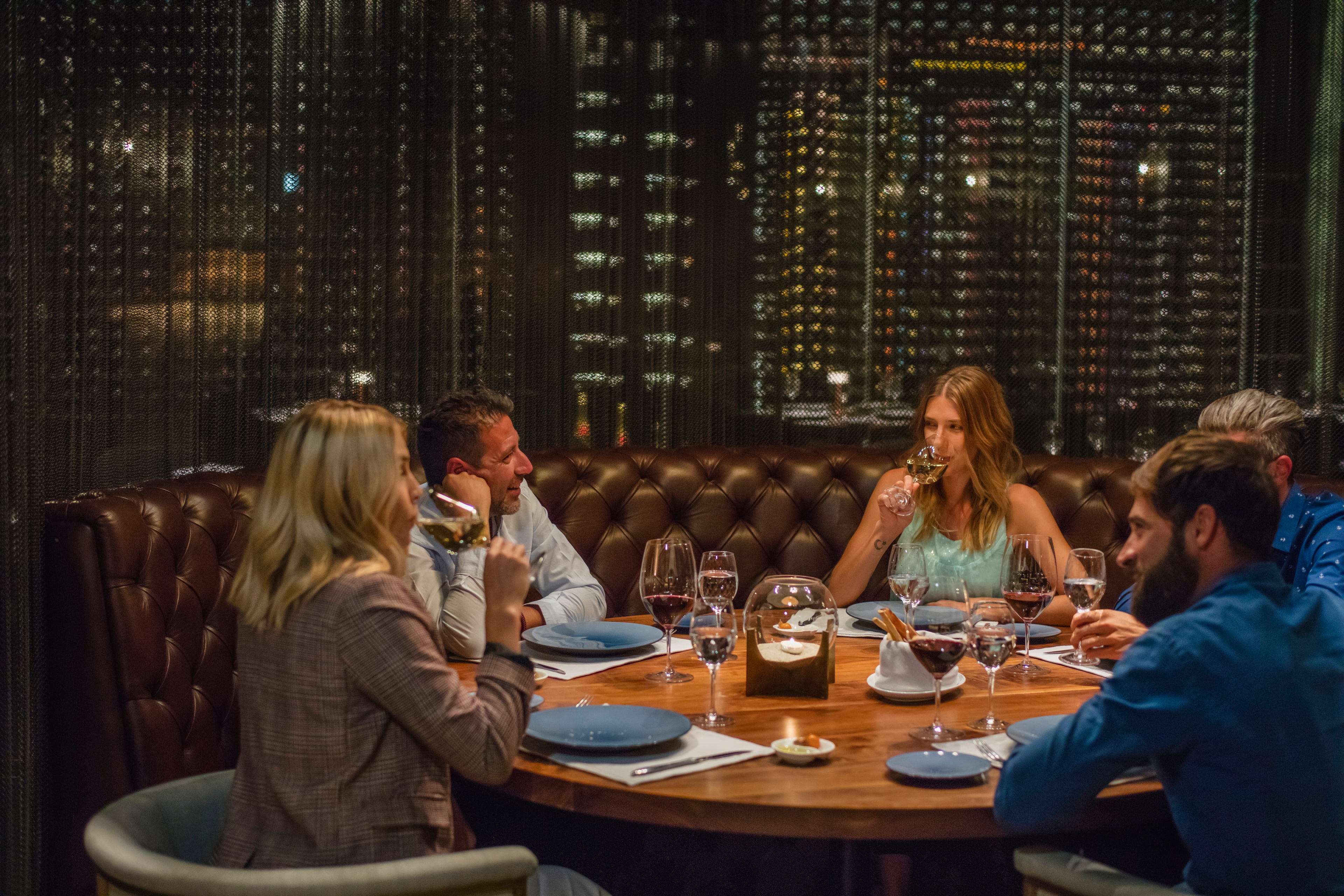 Grupo de personas sentados junto a la mesa en un restaurante, Grand Velas Los Cabos, Cabo San Lucas, México