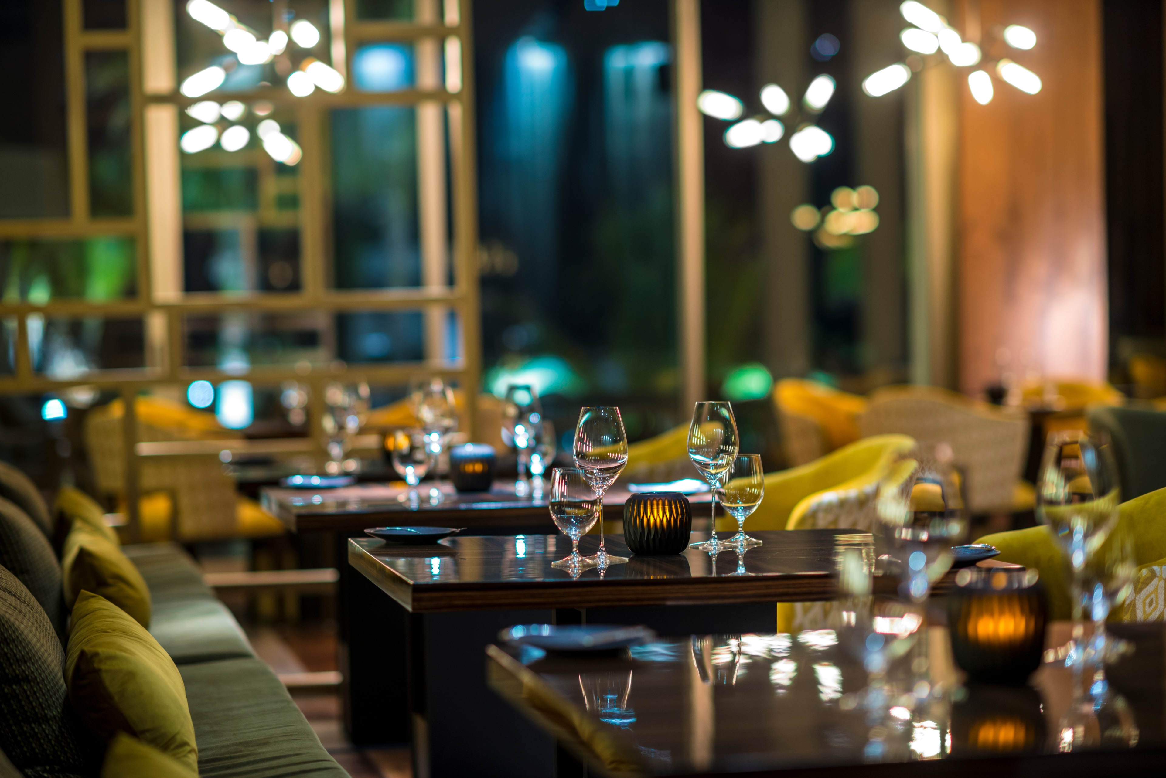 Restaurante con mesas y sillas al atardecer, Grand Velas Los Cabos, Cabo San Lucas, México.