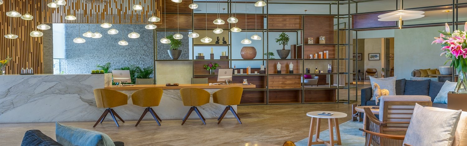 Amplio lobby con bar y sillas, Grand Velas Los Cabos, Cabo San Lucas, México.