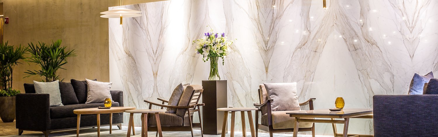 Lobby con muros de mármol y mesa central, Grand Velas Los Cabos, Cabo San Lucas, México.
