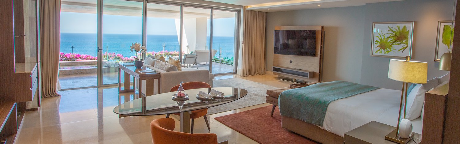 Habitación con cama, escritorio, silla, televisión y vista al mar, Grand Velas Los Cabos, Cabo San Lucas, México.