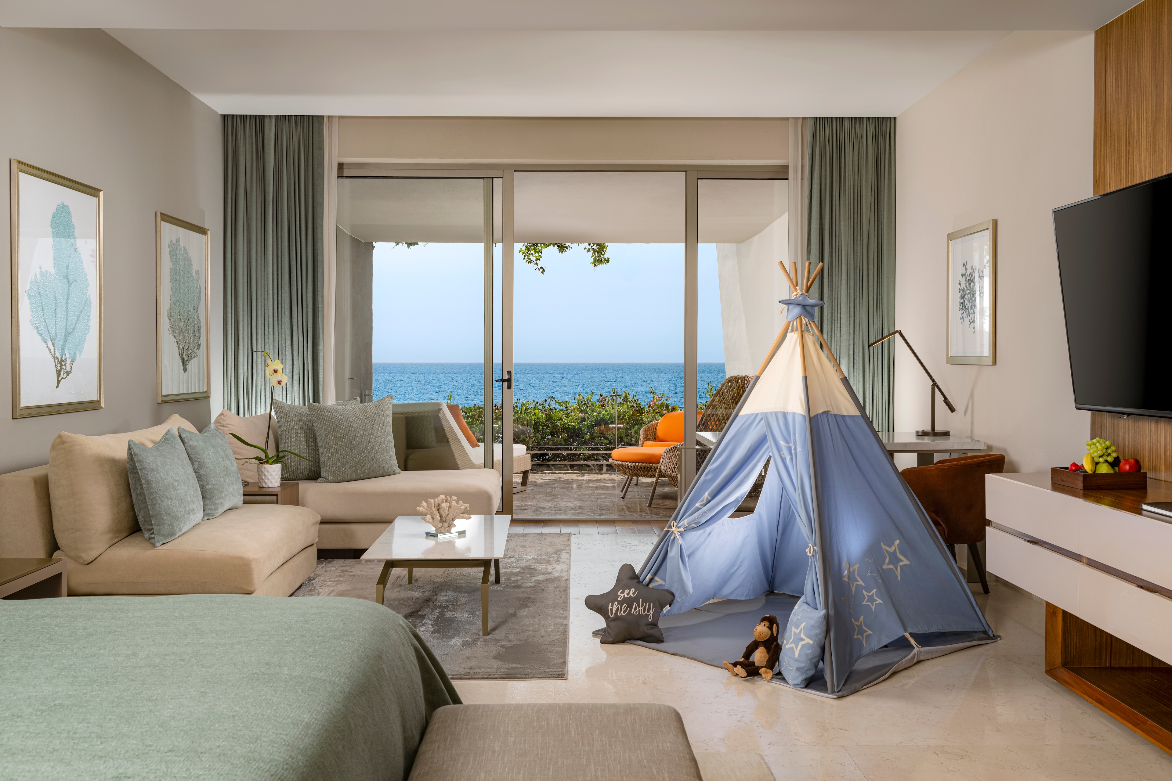 Habitación con tipi infantil y televisión, Grand Velas Los Cabos, Cabo San Lucas, México.