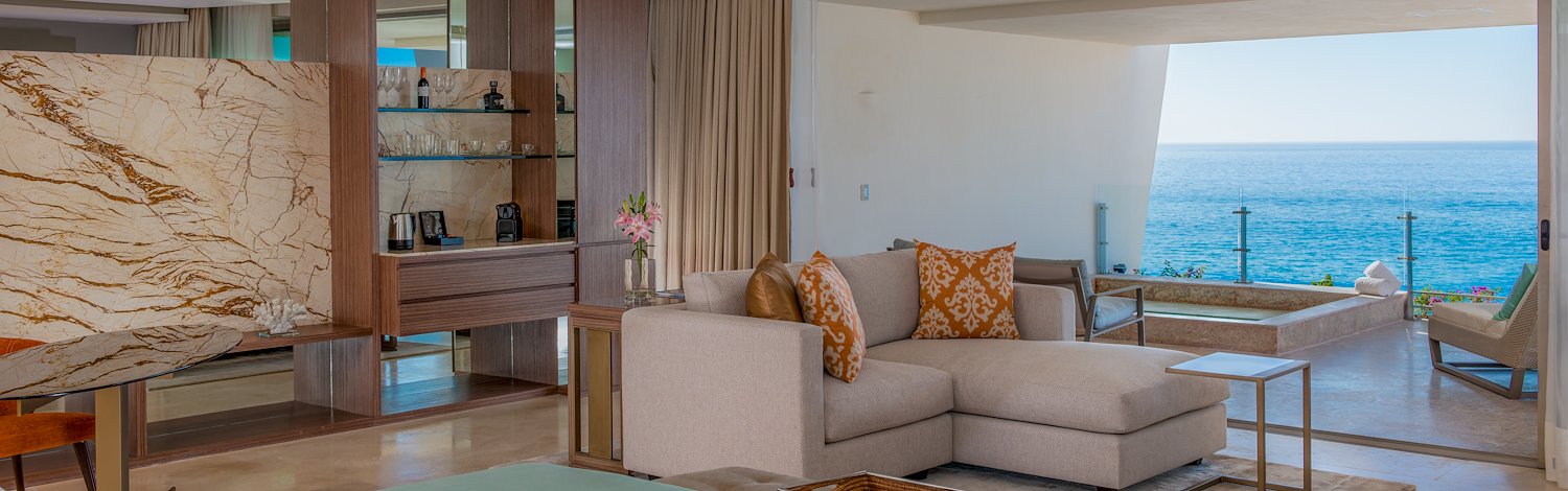 Habitación con cama, sofá, mesa y ventana, Grand Velas Los Cabos, Cabo San Lucas, México.