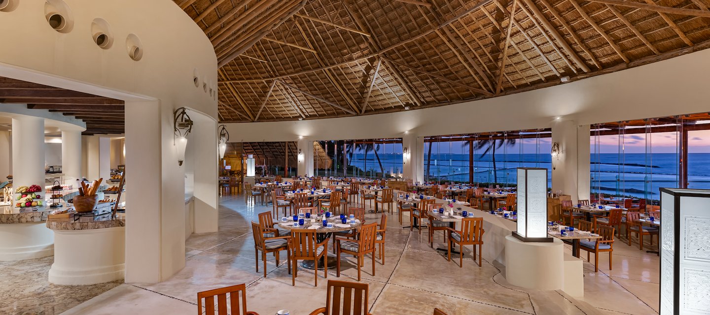 Restaurante con amplio comedor y vista al mar, Grand Velas Riviera Maya, Playa del Carmen, México