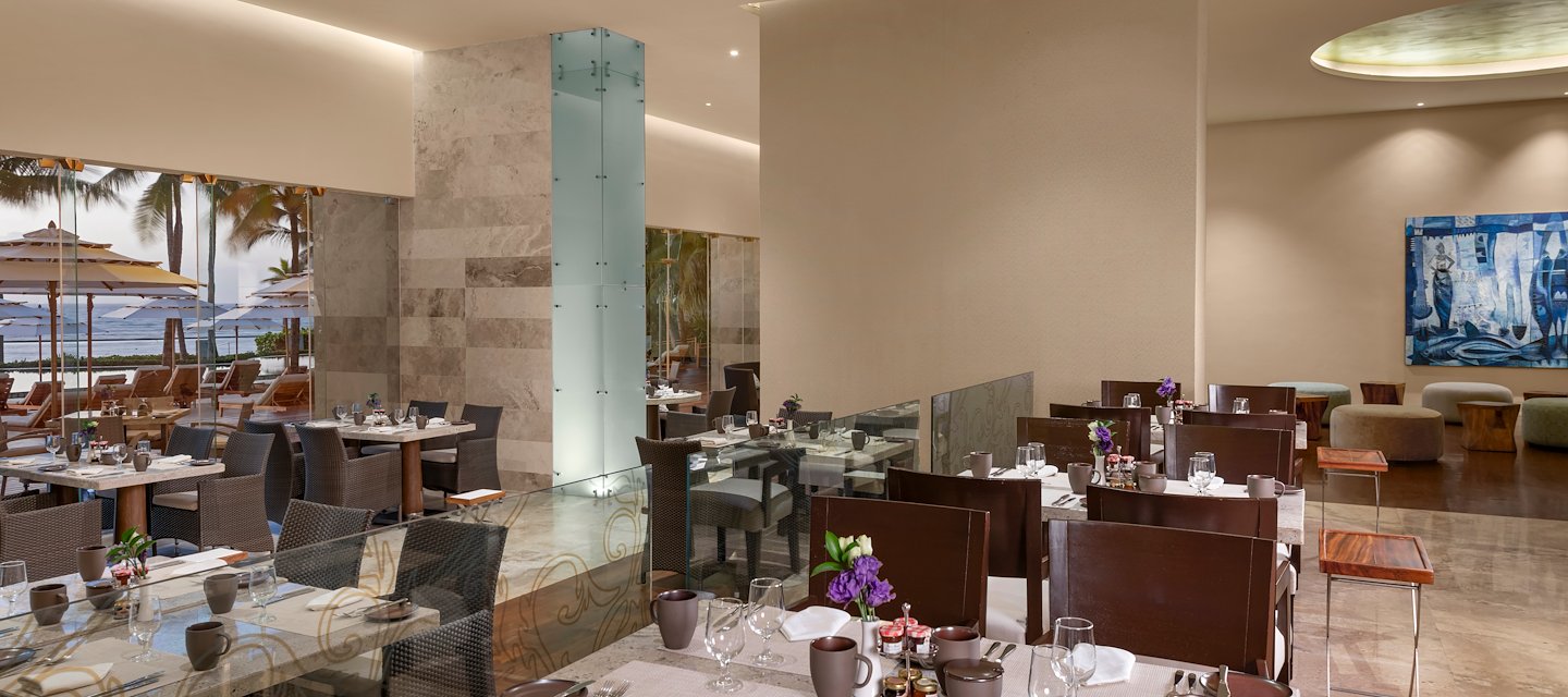 Restaurante con gran mesa y sillas, Grand Velas Riviera Maya, Playa del Carmen, México
