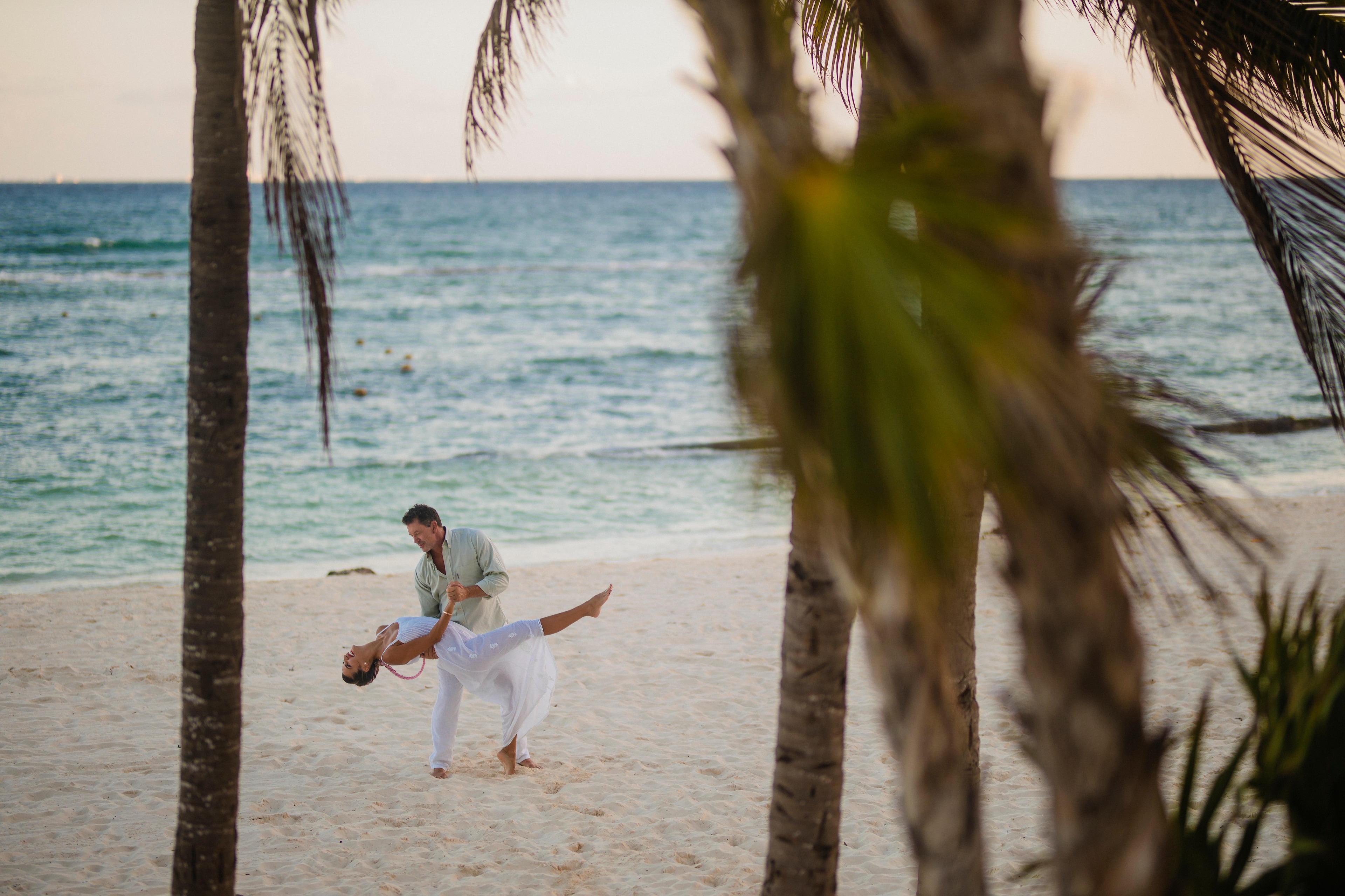 Novios bailando en la playa, Grand Velas Riviera Maya, Playa del Carmen, México