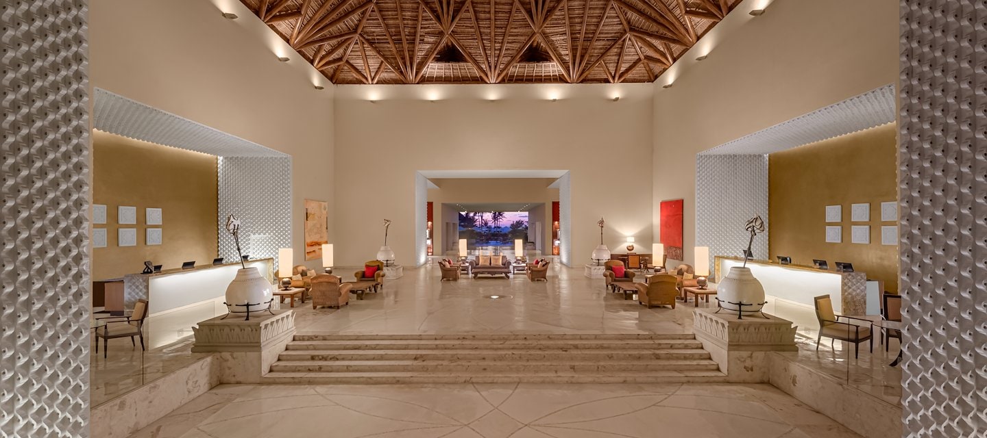 Vestíbulo del hotel con techo de gran altura, Grand Velas Riviera Maya, Playa del Carmen, México