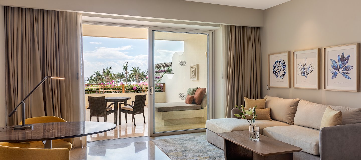 Sala de estar con sofá, mesa de centro y puerta corrediza, Grand Velas Riviera Maya, Playa del Carmen, México