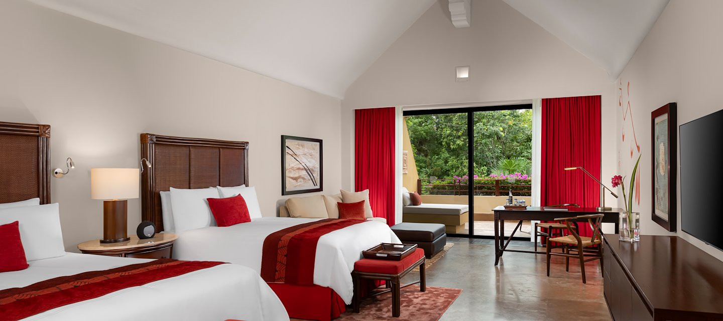 Habitación de hotel con dos camas y televisión, Grand Velas Riviera Maya, Playa del Carmen, México