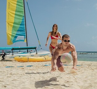 Jugando en la playa en Grand Velas Riviera Maya, Playa del Carmen, México