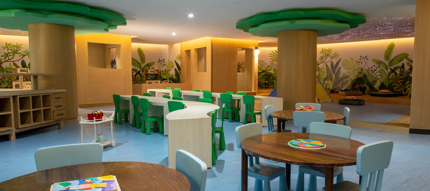 Área de juegos infantiles con mobiliario colorido, Grand Velas Riviera Maya, Playa del Carmen, México