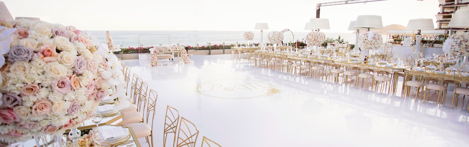 Recepción de una boda con decoración en blanco y dorado, Grand Velas Los Cabos, Cabo San Lucas, México.