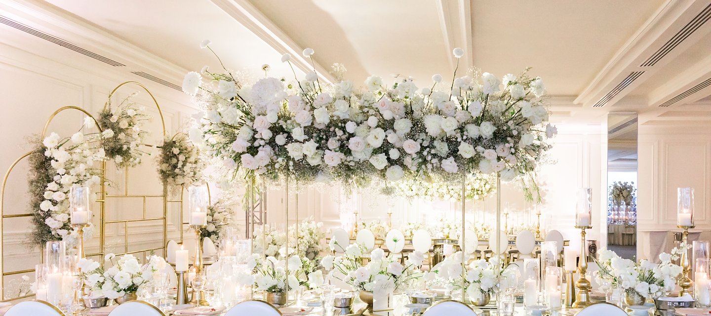 Recepción de boda con decoración en blanco y dorado, Grand Velas Riviera Maya, Playa del Carmen, México