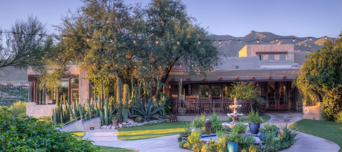 Hacienda Del Sol Guest Ranch Resort - patio del restaurante al aire libre al atardecer