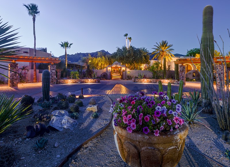 Hacienda del Sol Guest Ranch Resort Casa Alcalde living room — photo 3