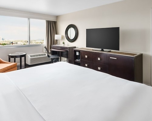Park Stay And Go Melbourne Airport www.crowneplazaphx.com