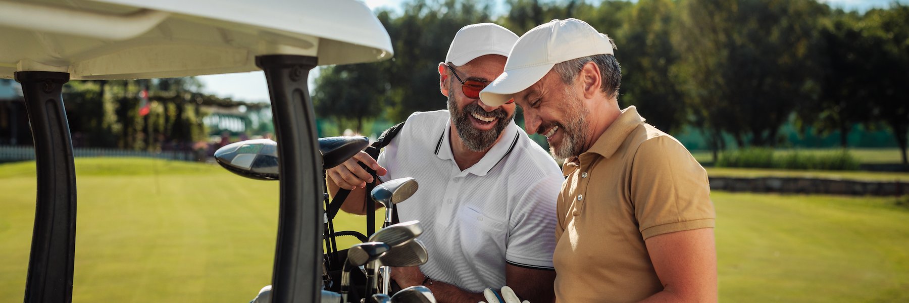 Homens em Pé ao Lado de um Carrinho de Golfe em Albufeira