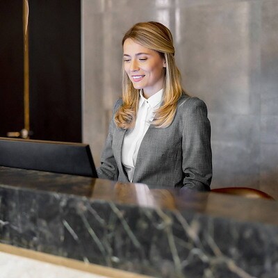 First Class Recepcionist In Hotel