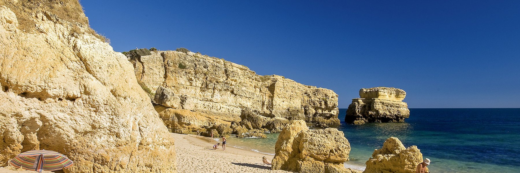 Uma vista aérea de uma piscina com escorrega aquático no NAU Hotels & Resorts, Portugal