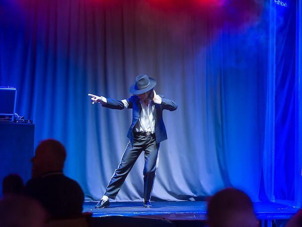 Enjoy the dance shows and music entertainment at Nau Salgados Palm Village