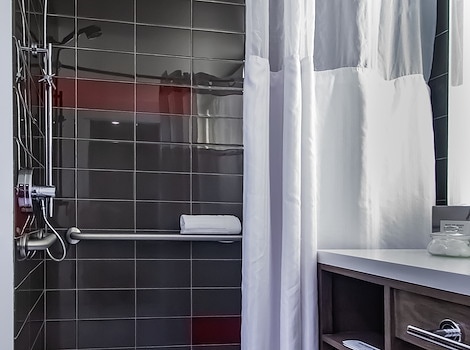 Does Hotel Eastlund offer accessible rooms?