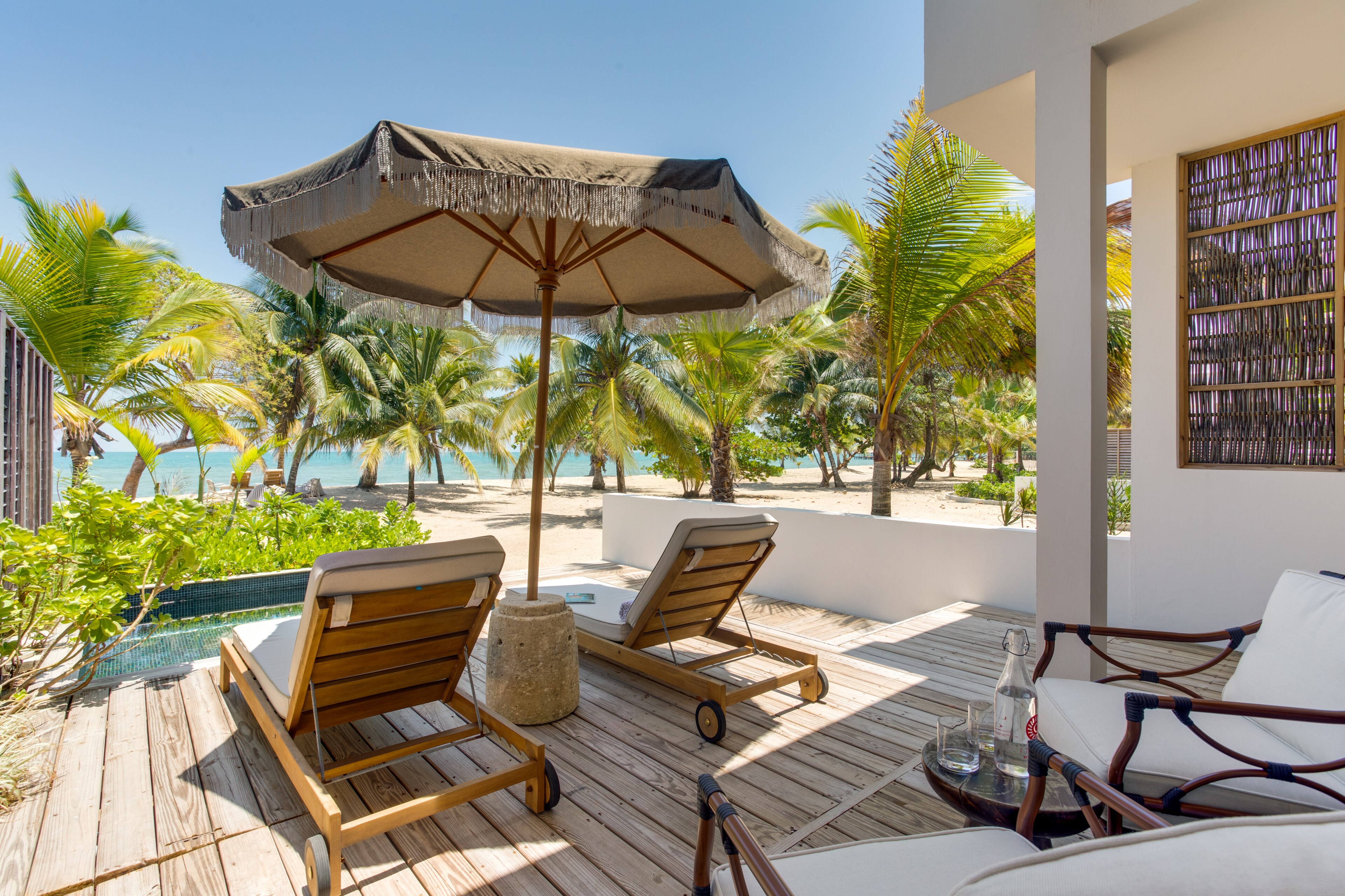 Sillones en una terraza junto a la playa En Itz'ana Belize Resort & Residences, Stann Creek, Belice