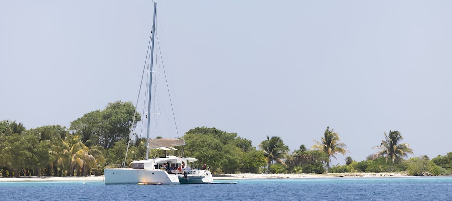 Navegación en catamarán placencia belice itzana resort