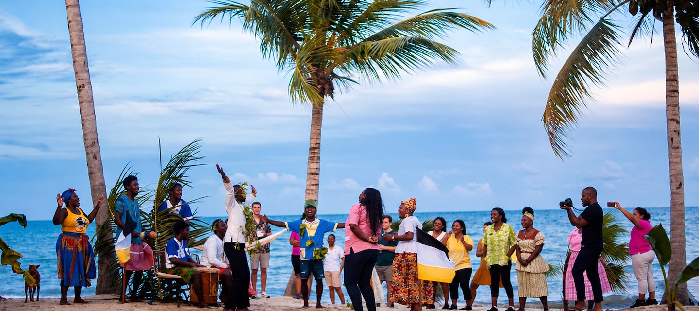 Desde la percusión garífuna hasta la vida en el pueblo de Placencia, descubre la cultura y la comunidad que rodean Itz'ana en la costa sur de Belice.