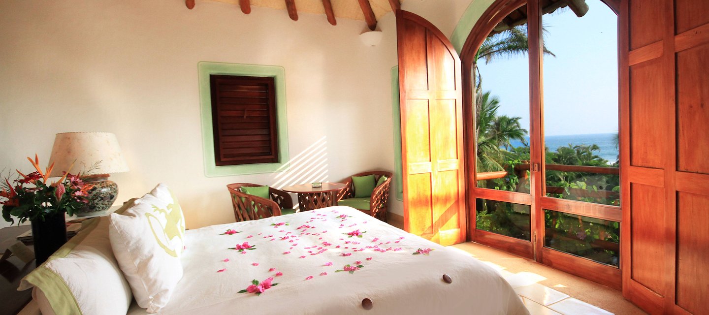 Una habitación bellamente diseñada con vistas al océano en el Resort Las Alamandas.