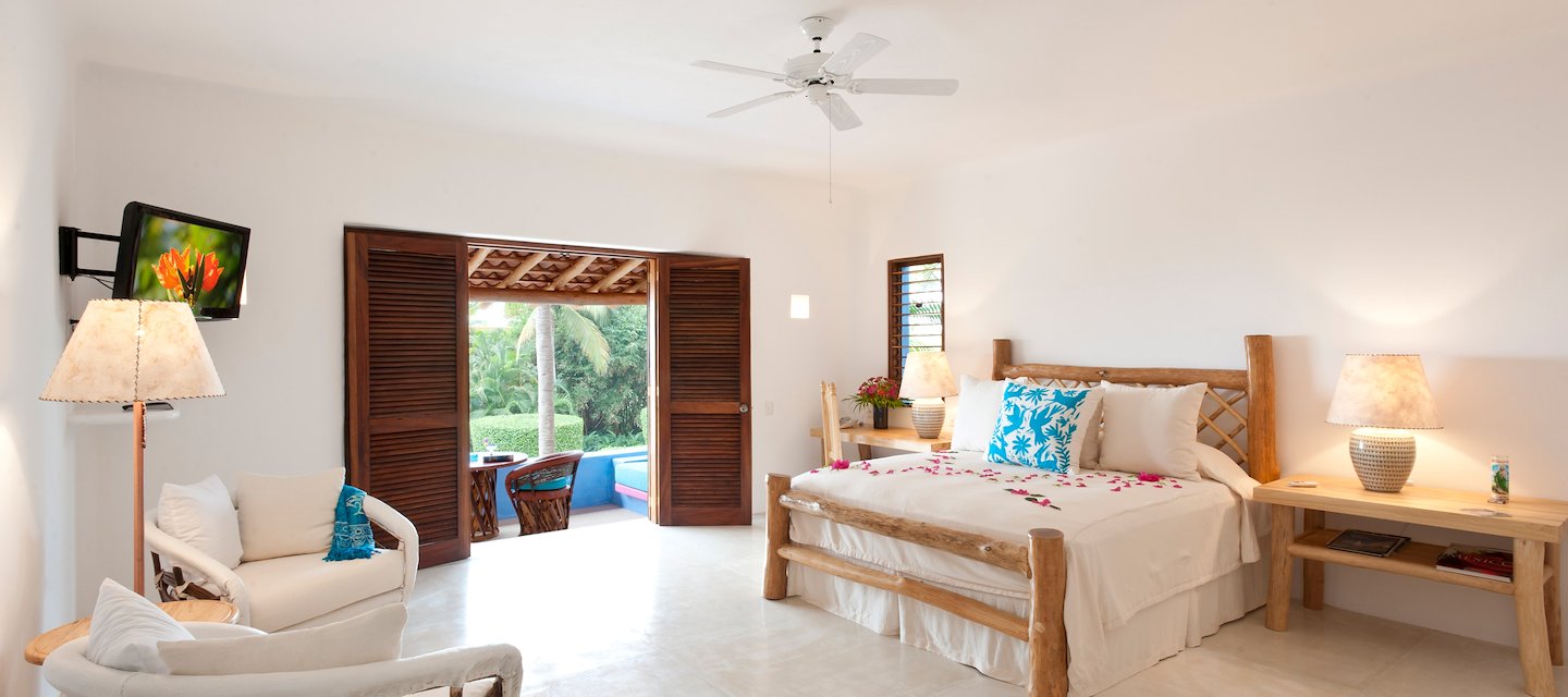 Un dormitorio sereno en el Resort Las Alamandas en Costalegre, Jalisco