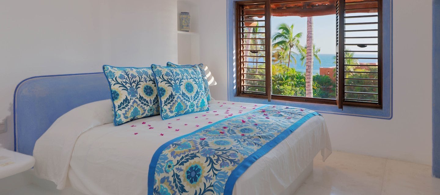 Un dormitorio sereno con vistas al océano en el Resort Las Alamandas en Costalegre