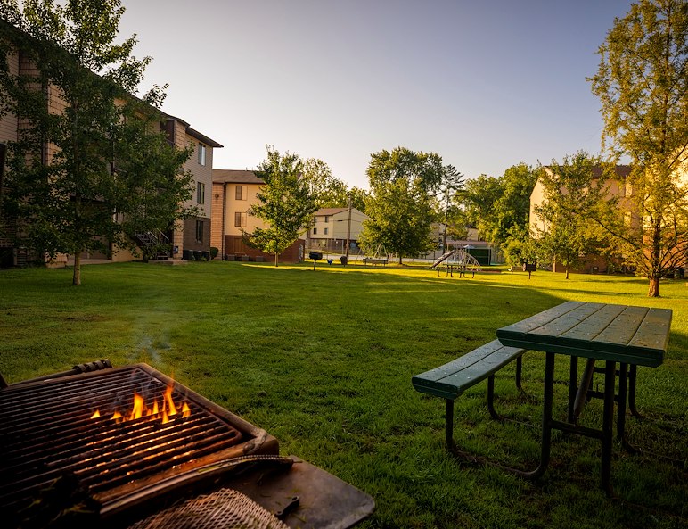 Picnic-area-with-grill-at-Country-Club-Apartments-Huntington-WV