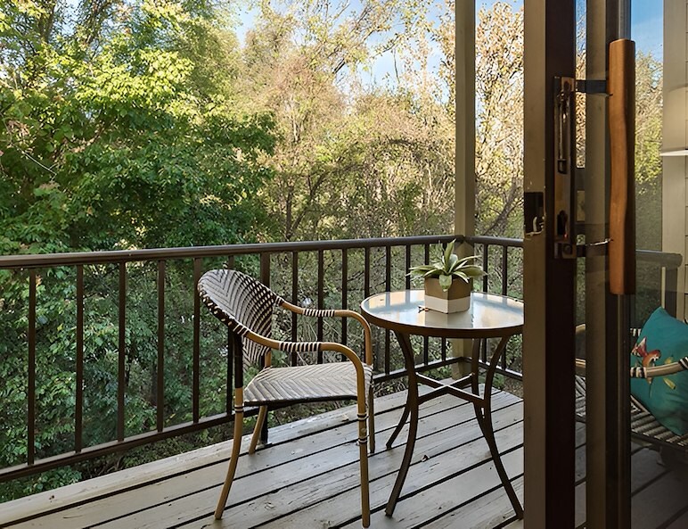 Apartment features at Country Club Apartments in Huntington, WV