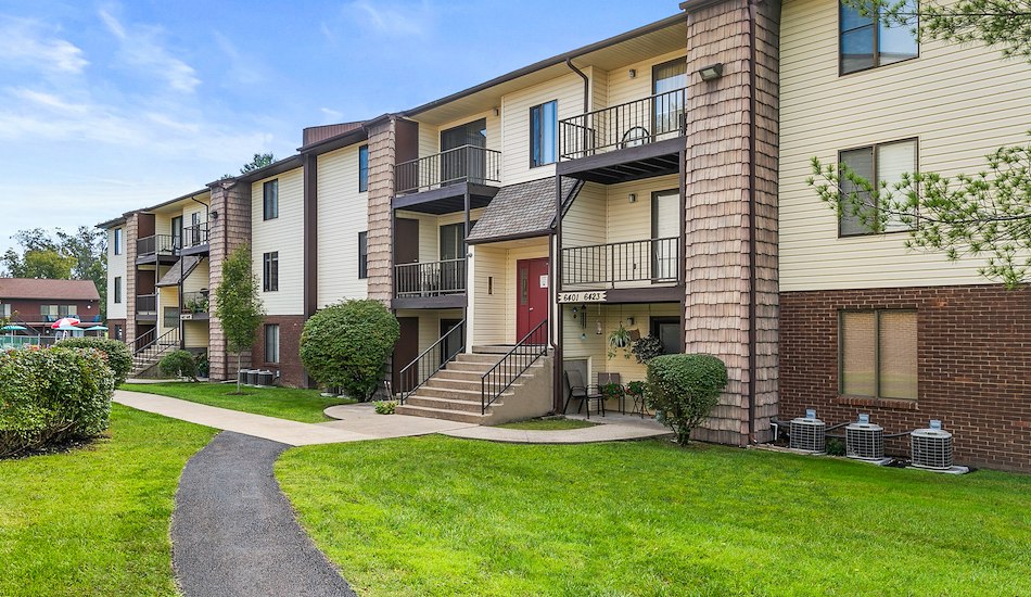 Country Club Apartments - 6275 Country Club Dr, Huntington, West Virginia, WV United States - 25705