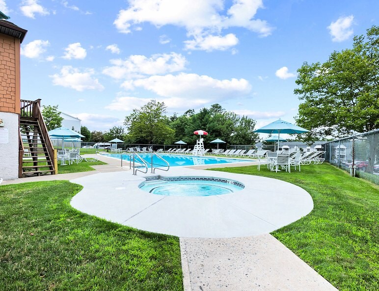 a pool and hot tub at East Mountain Apartments