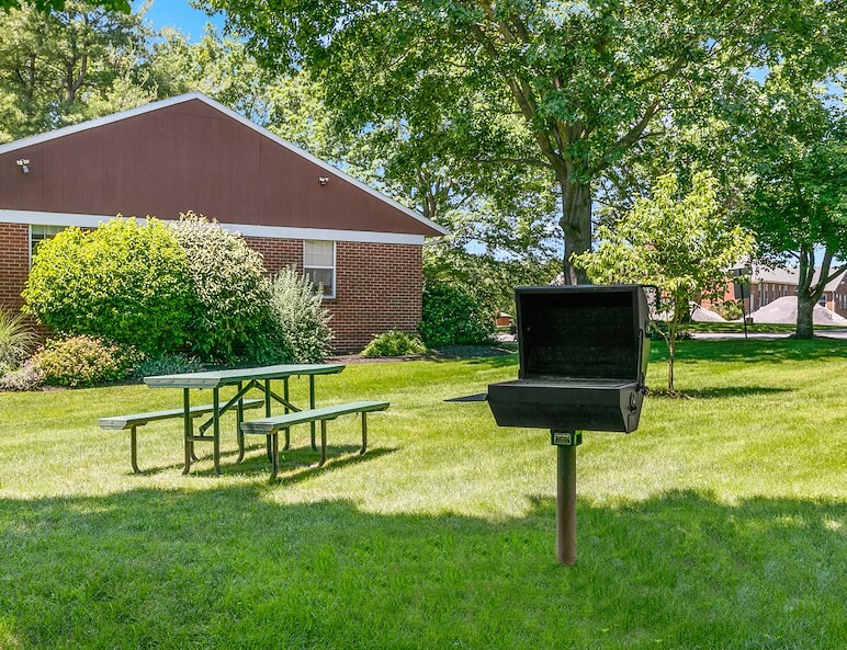 Picnic-area-with-grill-at-Manor-house-apartments-lancaster-pa