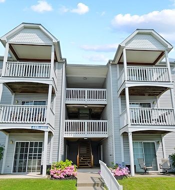 Manor Communities offers attractive apartments at 1377C Spencer Ave, Lancaster.