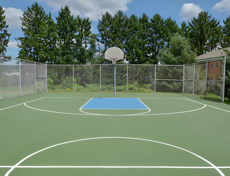 Tennis court at Springetts Apartments in York, PA