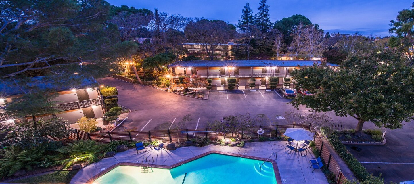 Relaxing outdoor space at Creekside Inn in Palo Alto, California.