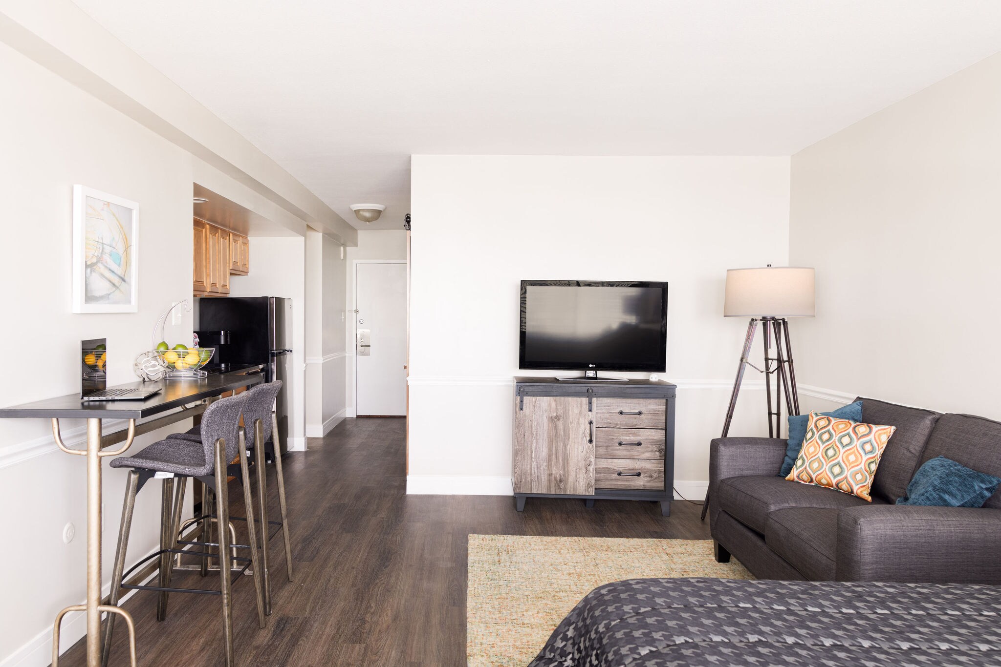 A cozy bedroom at The Windsor Suites in Philadelphia, Pennsylvania.