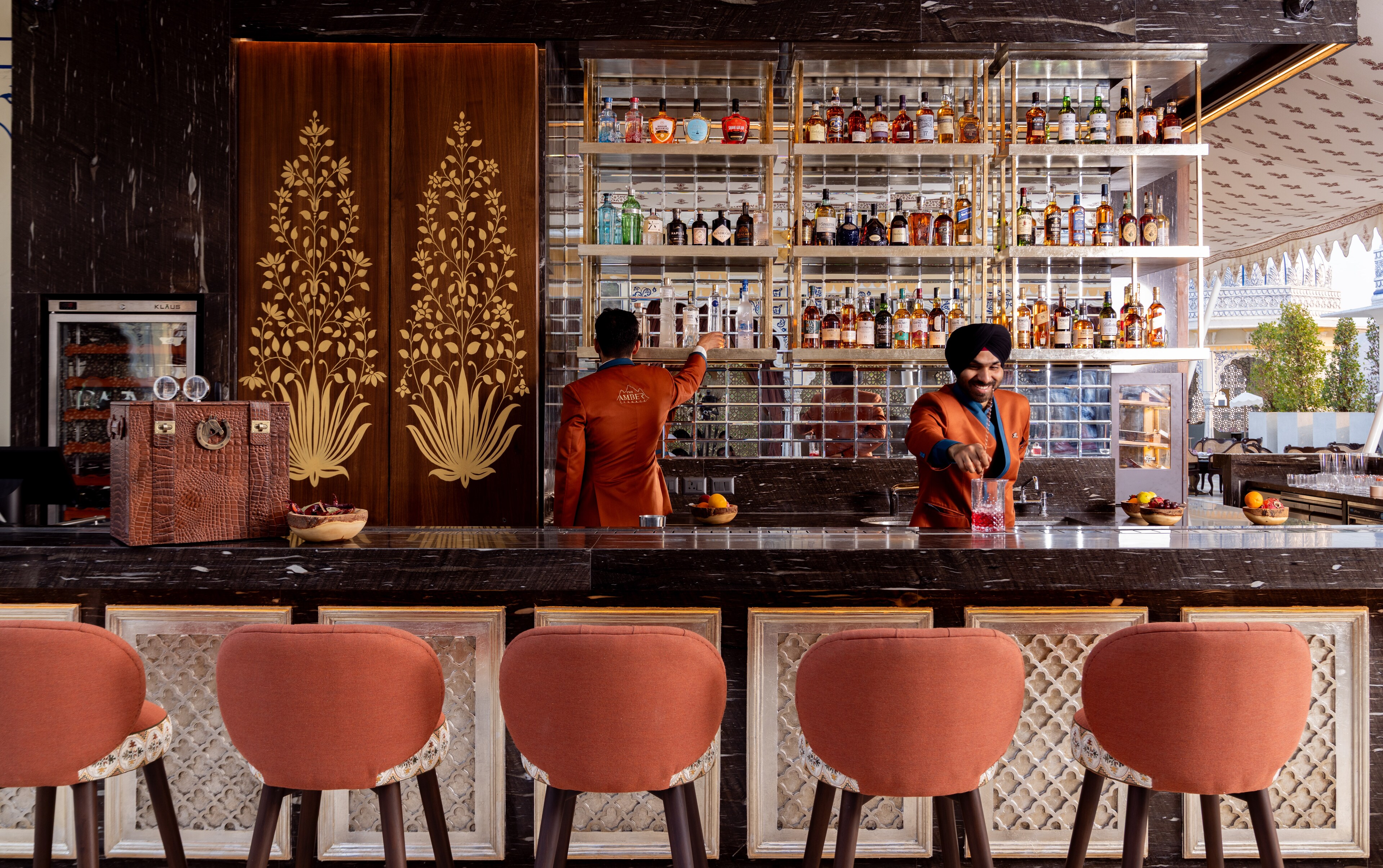 <p>Enjoy a craft cocktail at The Leela Palace Jaipur's resplendent bar.</p>