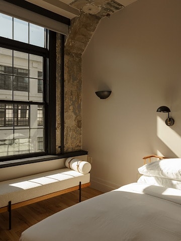 What amenities does Sela V offer?