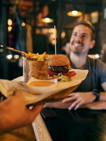 Is the on‑site restaurant open for breakfast, lunch, and dinner?