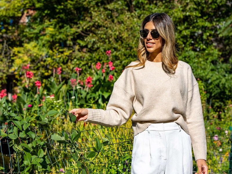 Guest explores lush garden in D.C., supporting environmental causes with Churchill Hotel’s charity stay.