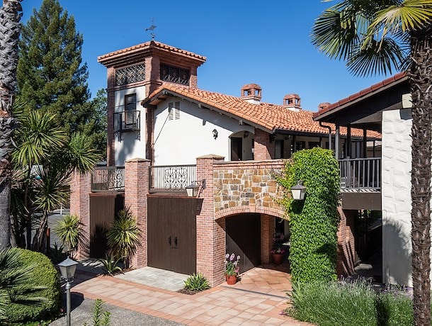 A Charming Downtown Calistoga Hotel