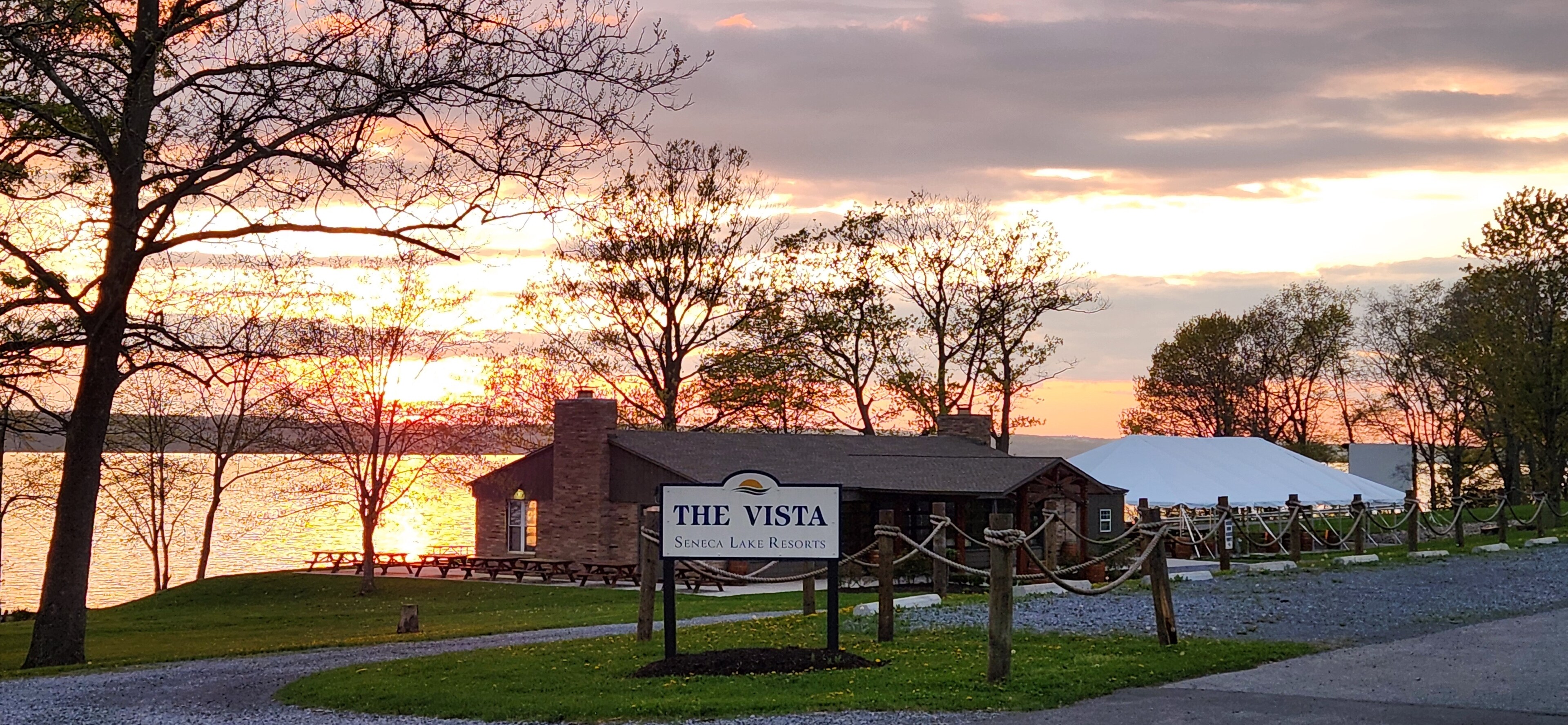 Lodge located beside a lake 