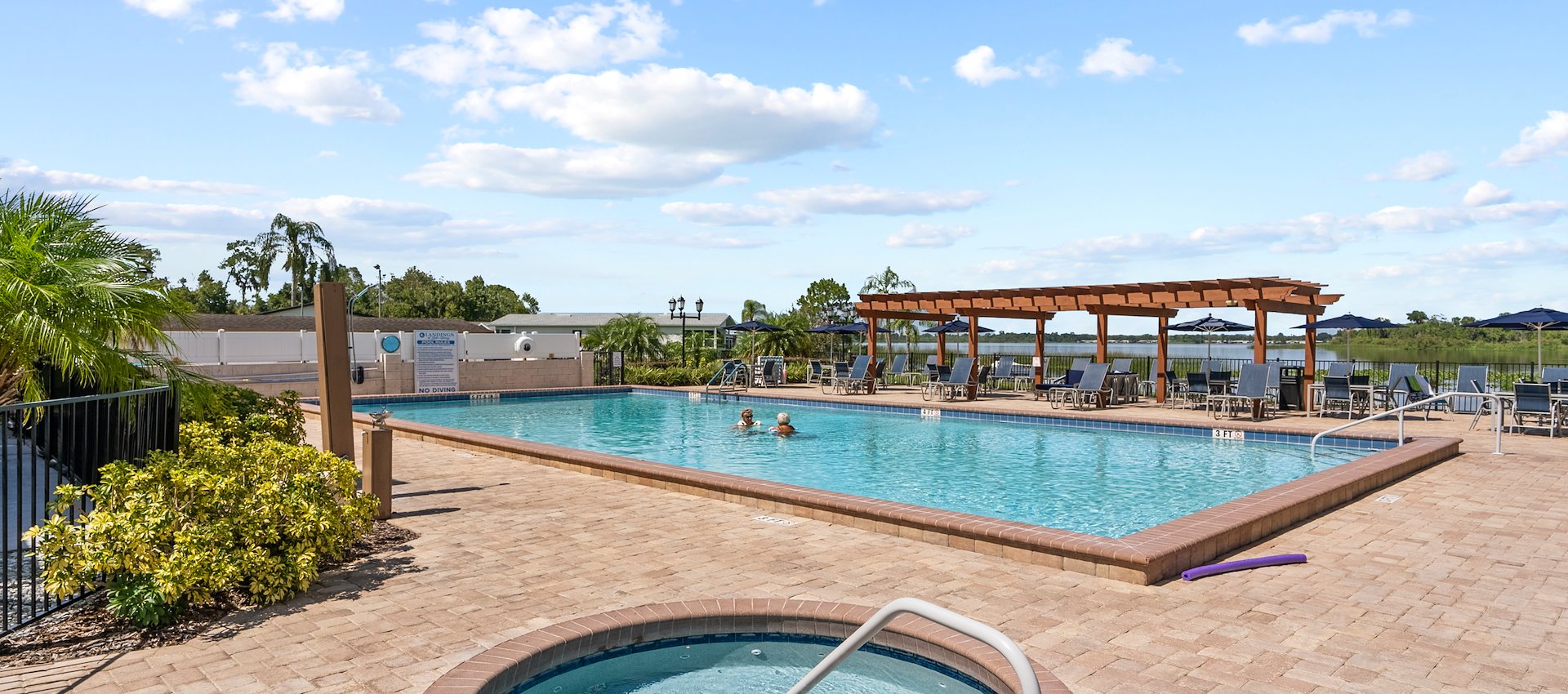 Swimming pool and hot tub - The Landings at Lake Henry